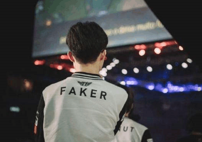 吧友们印象中有哪些LPL队伍，内战内行，外战外行的？