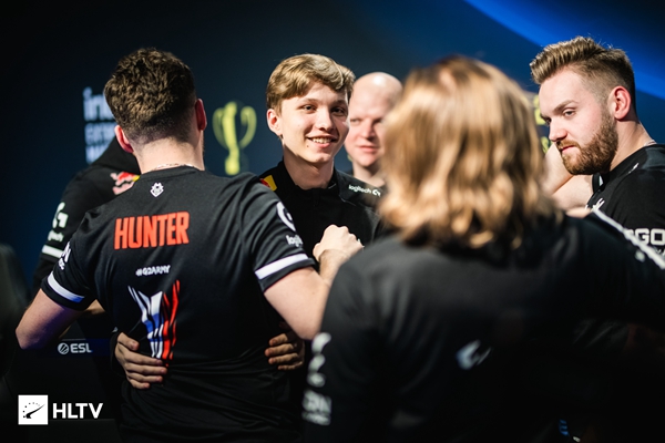 在今日对战RNG的第一局比赛中，在大龙团战敌方先手发难寒冰射出大招击中Beichuan